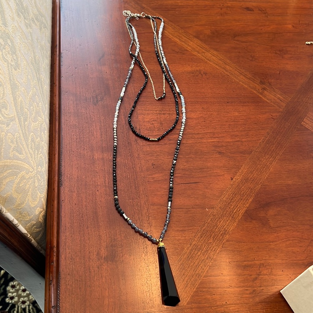 Triple chain necklace in onyx and shiny stones. Super elegant!!! Like new!